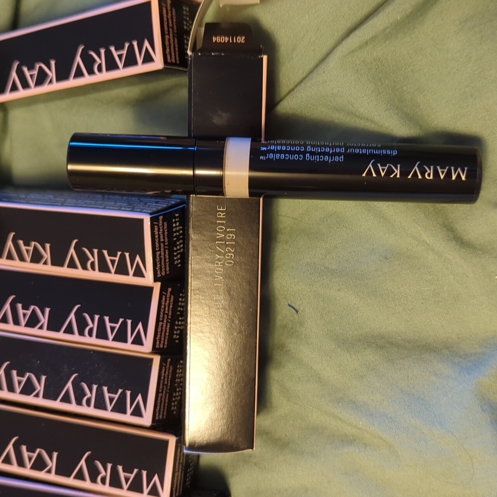 Mary Kay Perfecting Concealer in Light Ivory